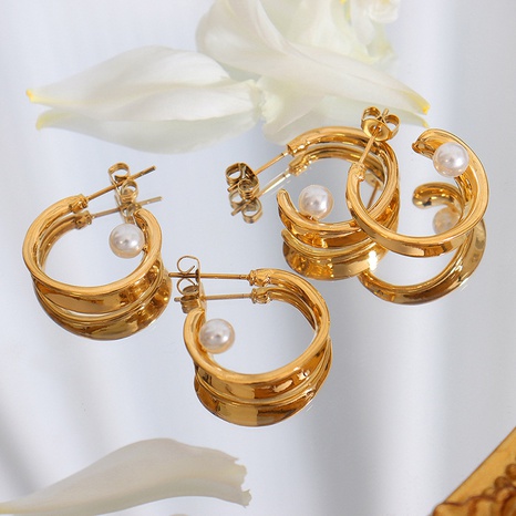 Pendientes de broche en forma de C de perla de imitación de moda para chicas de acero de titanio chapado en oro de 18K's discount tags
