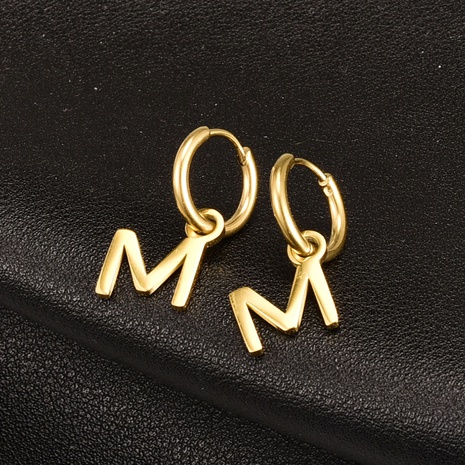 Moda Simple en forma de M círculo oreja Clip hembra 18K oro titanio acero pendiente's discount tags