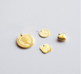 Titanium Steel Gold Coin Pendant Queen Elizabeth Square Plate 18K Gold Plating Embossed Round Accessories