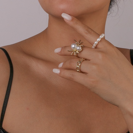 Anillo de aleación de araña cadena creativa perla simulada para mujer a la moda's discount tags