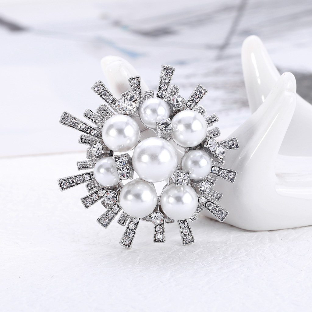 Fashion Alloy Rhinestone Pearl Sunflower Shaped Brooch Clothing Accessoriespicture2