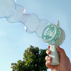 Mini pequeño ventilador de mano al por mayor puesto de los niños de dibujos animados burbuja soplando ventilador divertido Mini fabricante de burbujas eléctricas