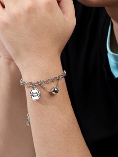 Conception de niche européenne et américaine avatar carte ronde bonne chance bracelet rétro haut de gamme sens chaîne boule ins bijoux de luxe léger femme