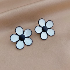 simple black white dripping oil flower stud earrings