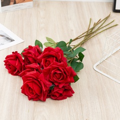 Simulation fleur velours unique rose décoration de mariage à la maison tenant des fleurs
