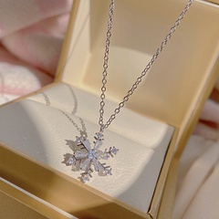 Turnable snowflake necklace female 2022 new trendy light luxury temperament rotating niche high-end sense titanium steel clavicle chain