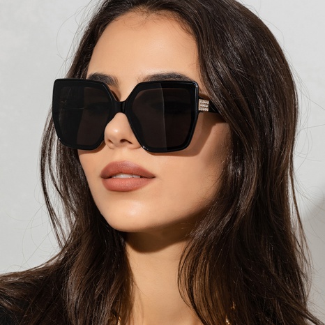 Nouvelles lunettes de soleil œil-de-chat rétro pour femmes à grand cadre et dégradées de diamants's discount tags