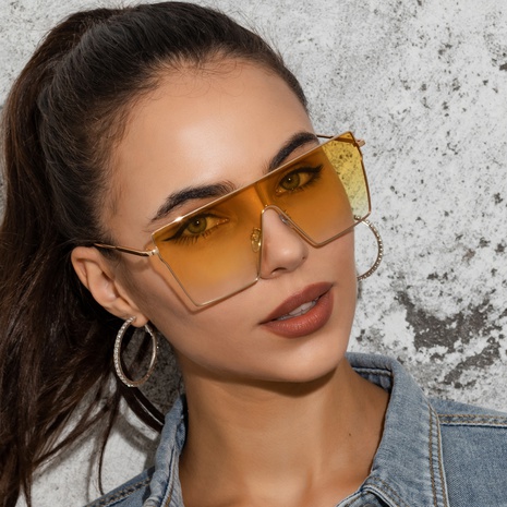Gafas de sol cuadradas de montura grande a la moda, gafas de sol de metal de una pieza para mujer's discount tags