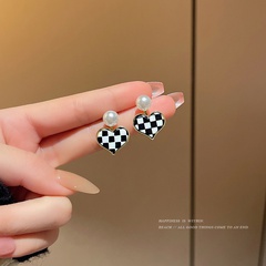 fashion heart-shaped pearl earrings retro alloy stud earrings