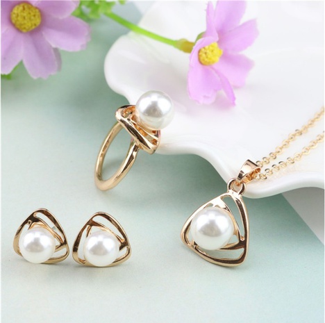Conjunto de anillo de pendientes de aleación de perlas triangulares a la moda's discount tags