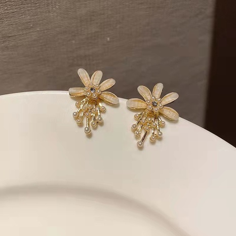 Pendientes de mujer con incrustaciones de perlas de cristal de flores geométricas simples de moda's discount tags