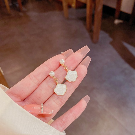Moda en forma de nube Simple perla aleación pendientes dulces's discount tags