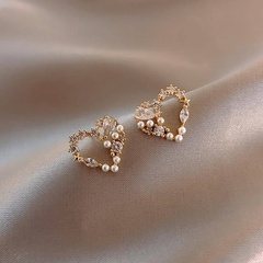 Fashion Heart Shaped Pearl Diamond-Embedded Simple Ear Studs  Women