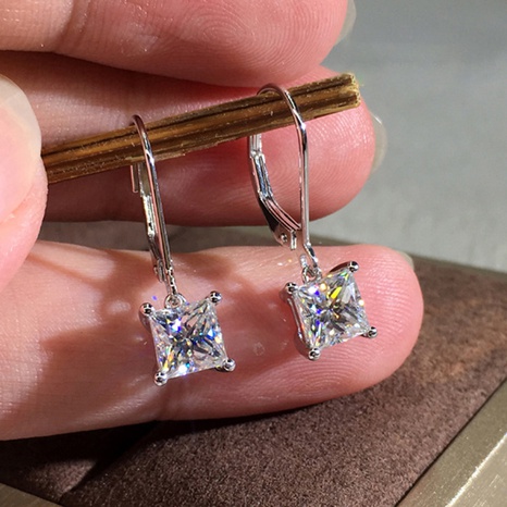 Adorno de Clip de oreja de aleación con incrustaciones de cristal elegante de moda's discount tags