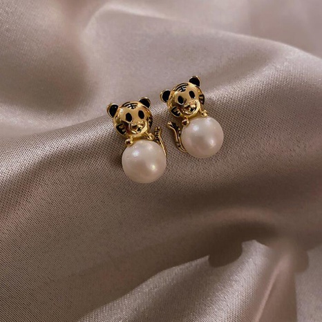 Pendientes de aleación para mujer con tachuelas de Metal de tigre perla de moda's discount tags