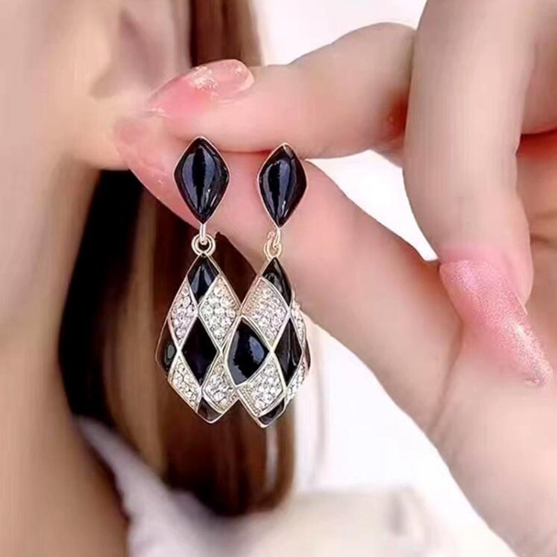 Fashion New Geometric Oil Dripping Chessboard Plaid Black and White Plaid Alloy Earrings