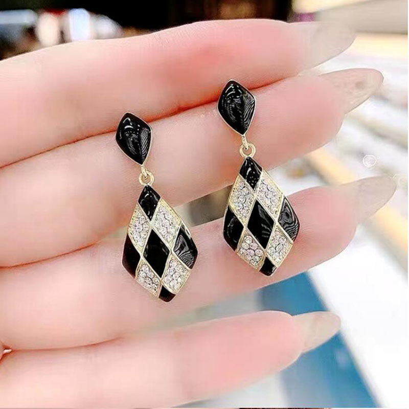 Fashion New Geometric Oil Dripping Chessboard Plaid Black and White Plaid Alloy Earringspicture1