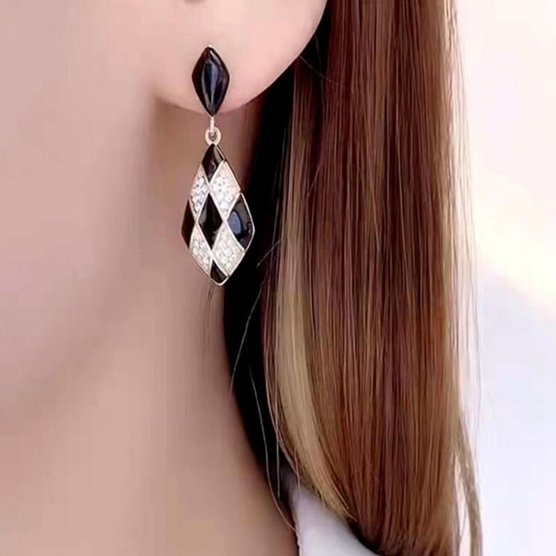 Fashion New Geometric Oil Dripping Chessboard Plaid Black and White Plaid Alloy Earringspicture3