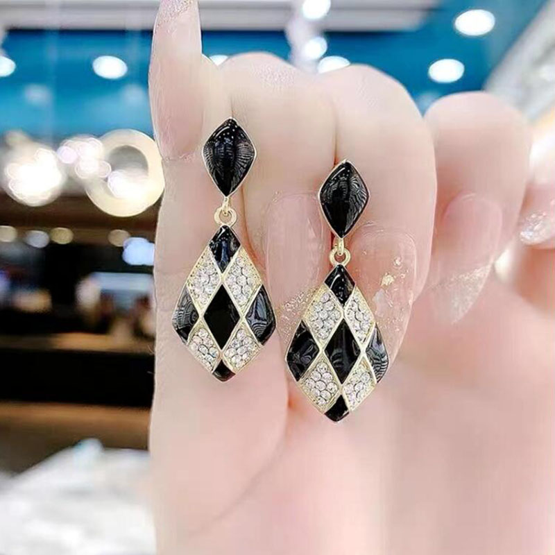 Fashion New Geometric Oil Dripping Chessboard Plaid Black and White Plaid Alloy Earringspicture5
