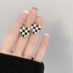 2022 neue Mode Frauen Mosaik Schwarz und Weiß Plaid Herz Form Alloy Stud Ohrringe