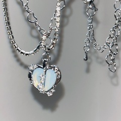 Collar con colgante de corazón de circonio con microincrustaciones de cristal blanco azul de cadena de clavícula multicapa de moda