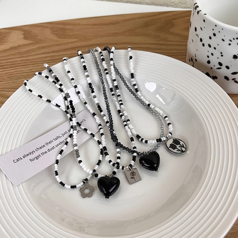 Mode Süße Schwarz und Weiß Perlen Herz Rose Blume Metall Halskette's discount tags