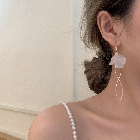 Ganchos de oreja con diseño de hoja incrustada de perlas de imitación elegantes de moda's discount tags