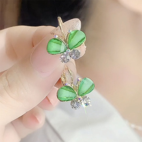 Clip de oreja de diamantes de imitación con forma de mariposa verde's discount tags