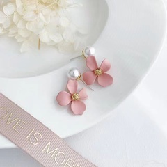 Simple Color caramelo mate pequeña flor perla pendientes tachuelas