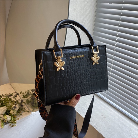 Simple New Summer Fashionable One-Shoulder Crossbody Women's Portable Small Square Bag's discount tags
