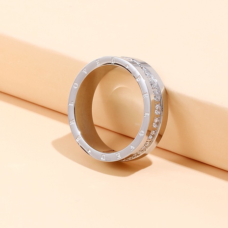 Anillo tallado de letras de diamantes de imitación con incrustaciones de acero de titanio de moda's discount tags