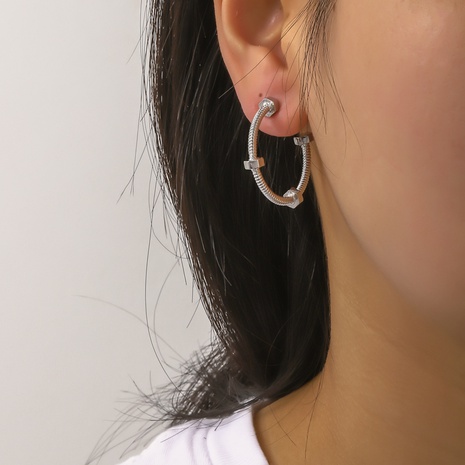 Punk-Stil europäische und amerikanische übertriebene Metall ohrringe mit der gleichen Schraube C-förmige Ohrringe Nischen mode weibliche Ohrringe Großhandel's discount tags