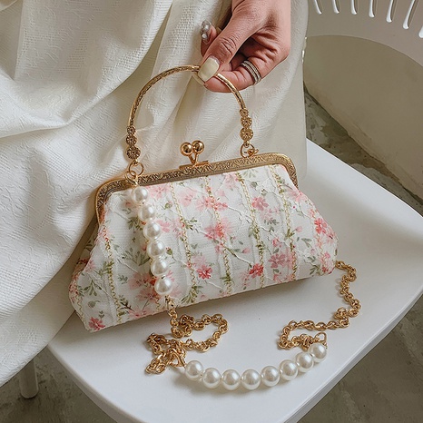 2022 New Fashion Summer Embroidered Shell Chain Messenger Bag's discount tags