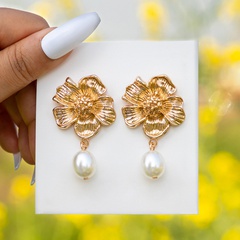 Fashion Geometric Gold Flower Pearl Pendant Alloy Earrings