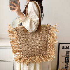 2022 Summer Stylish Tassel Large Capacity One-Shoulder Portable Bucket Weaving Bag