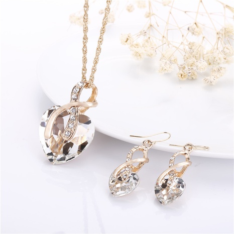 Conjunto de pendientes y collar de corazón con incrustaciones de diamantes de imitación elegantes de moda's discount tags