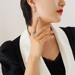 European and American Fashion C- Shaped Earrings Stud Earrings Female Titanium Steel Summer Trendy New Design Niche Girl F027