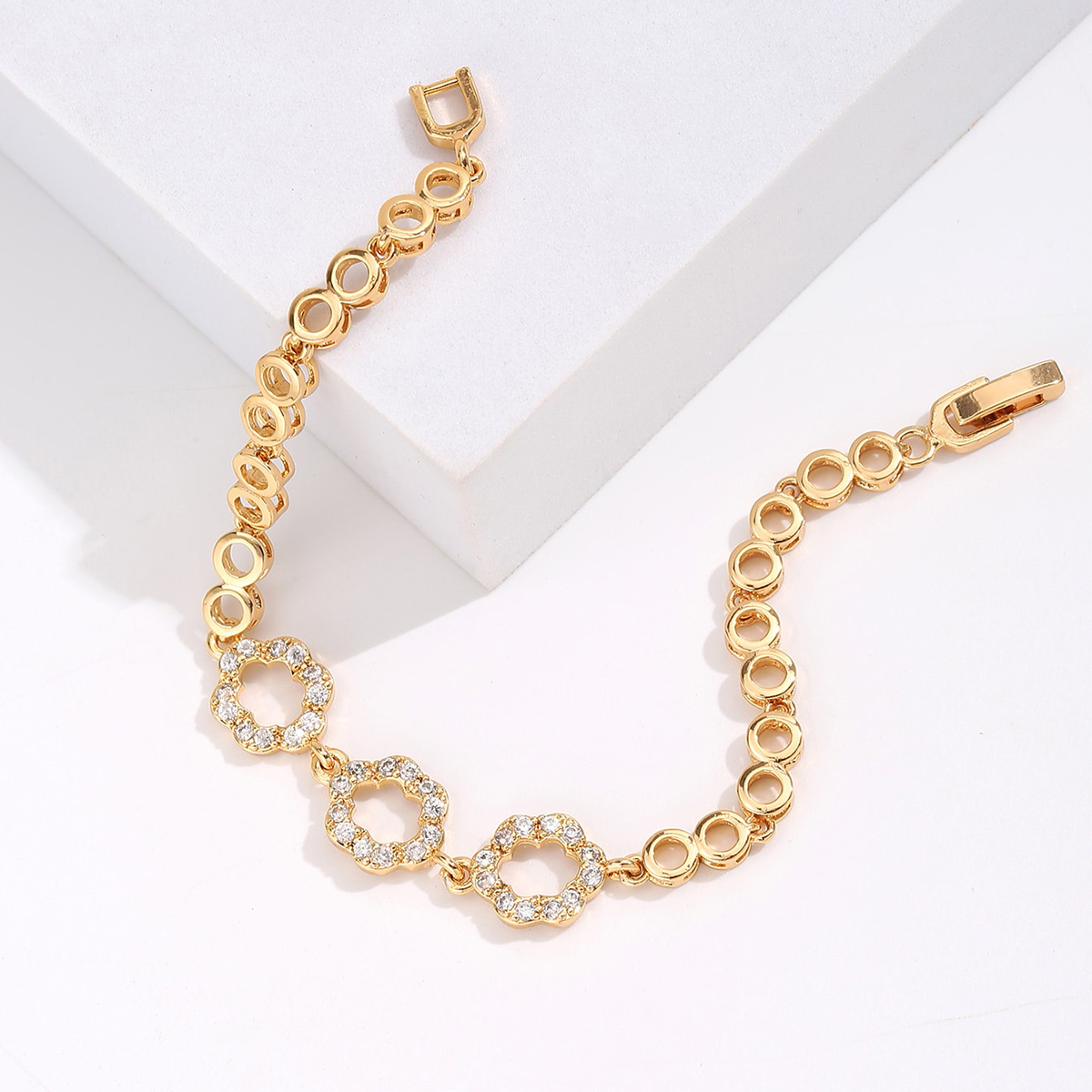 Mode Einfache Kupfer Galvani 18K Gold Eingelegten Zirkon Blume Armbandpicture2