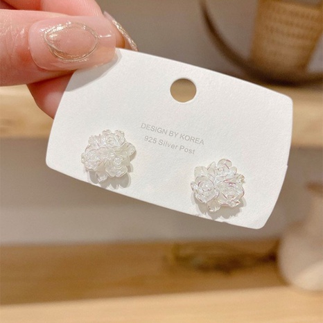 Nuevos pendientes de broche únicos con forma de flor blanca de moda para mujer's discount tags
