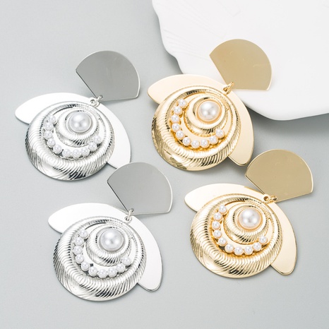 Pendientes creativos de perlas de oro Chapado en aleación única de moda para mujer's discount tags