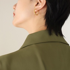 Mode Geometrische U-Geformt Skala Textur Kreis Titan Stahl 18K Gold Weibliche Ohrringe