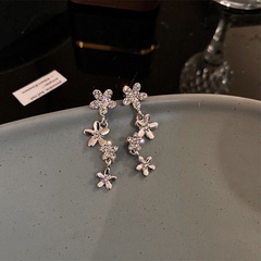 Mode Diamant-Embedded Blumen Geformt Neue Legierung Ohrringe