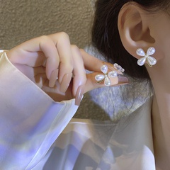 Fashion Pearl Flower Shaped Earrings Female Alloy Ear Jewelry Wholesale
