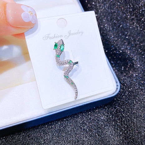 Pendientes no Piercing circón verde Micro incrustaciones de serpiente en forma de Clip de oreja ornamento's discount tags