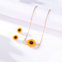 Fashion Simple Stainless Steel Electroplated 18K Gold Sunflower Shaped Stud Earrings Necklace Set