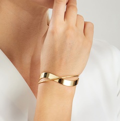 Mode Retro Einfache Kupfer Galvani 18K Gold Glatte Öffnung Unregelmäßige Linie Kreuz Armband