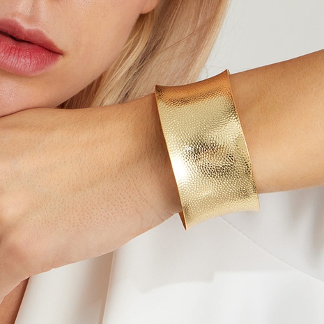 Mode Retro Ethnische Ornament Kupfer Galvanik 18K Gold Konkaven Maßstab Große Armband's discount tags