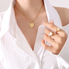 Koreanischen Stil Geometrische Pfirsich Herz Wasser Tropfen Anhänger Blume Relief Titan Stahl Gold-Überzogene Halskette