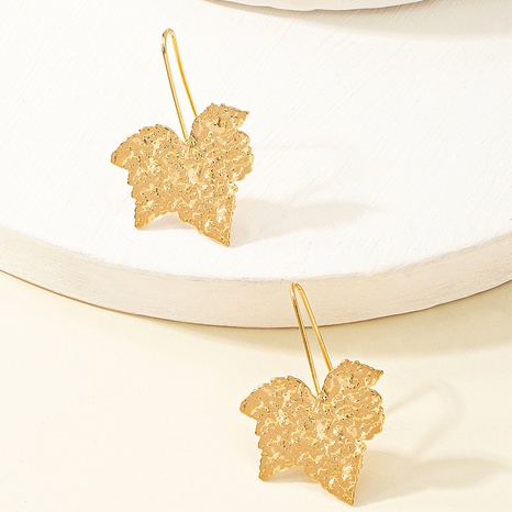 Pendientes de aleación con colgante de hojas doradas esmeriladas Retro de moda's discount tags