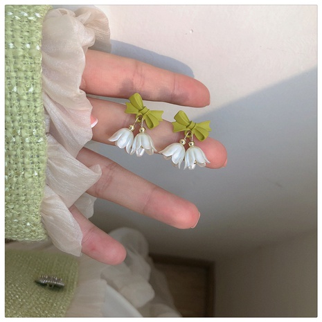 2022 printemps Nouveau Élégant Pastorale Vert Lily Boucles Arc Boucles D'oreilles pour les Femmes's discount tags